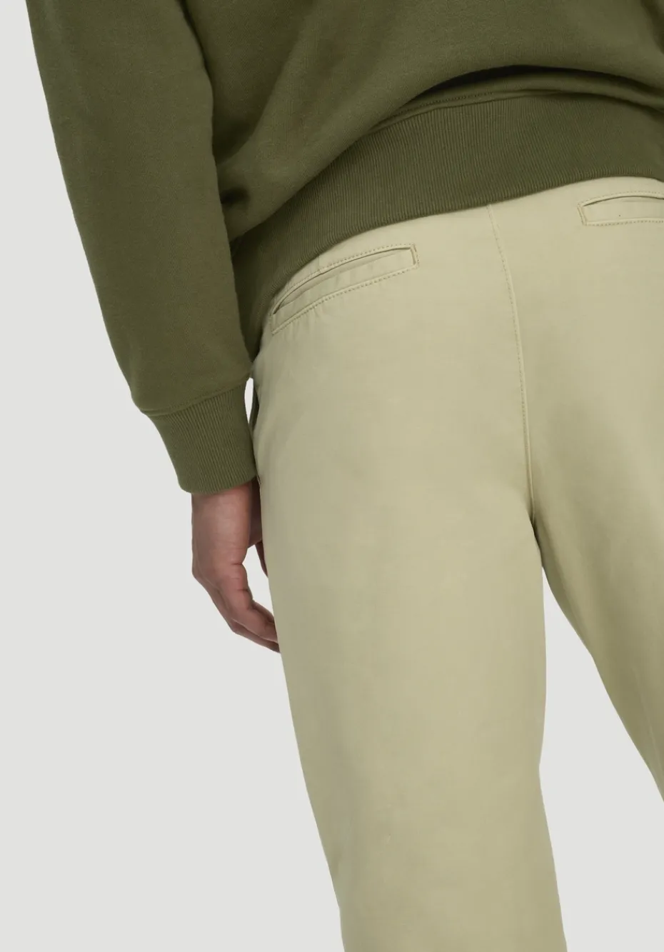 hessnatur Chino RONNEL Relaxed aus reiner Bio-Baumwolle von pastellmoos