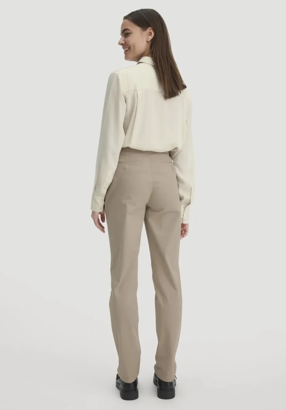 hessnatur Chino Straight Leg Regular aus Bio-Baumwolle von sand Online