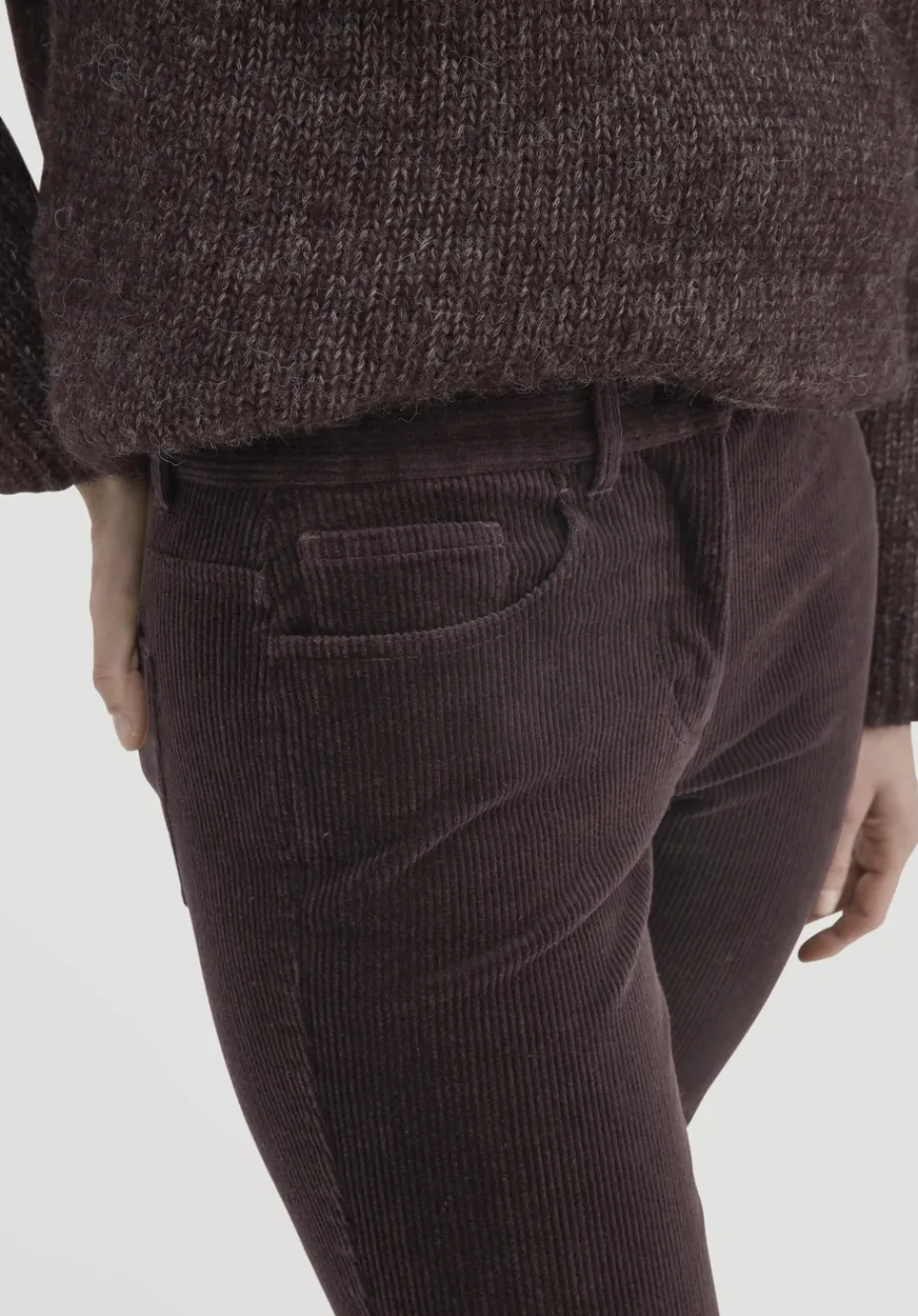 hessnatur Cordhose Slim Leg Regular aus Bio-Baumwolle von schwarzbeere Discount
