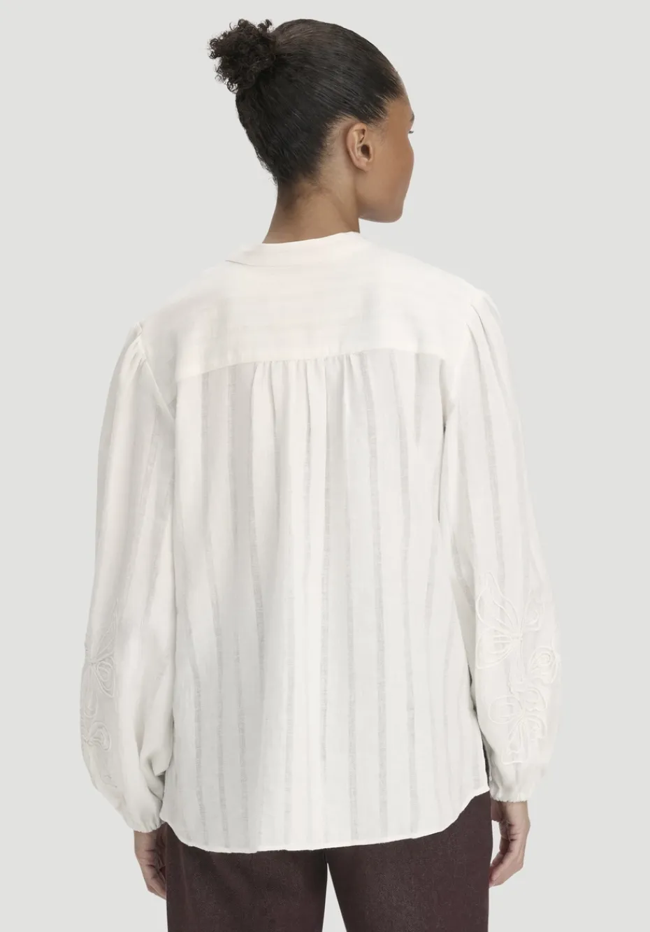 hessnatur Embroidery Bluse Relaxed aus Bio-Baumwolle mit Leinen von naturweiss New