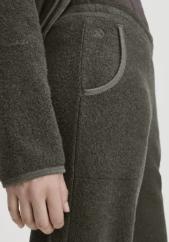 hessnatur Fleece Hose Relaxed ACTIVE LIGHT aus reiner Bio-Baumwolle von tannengrün Sale
