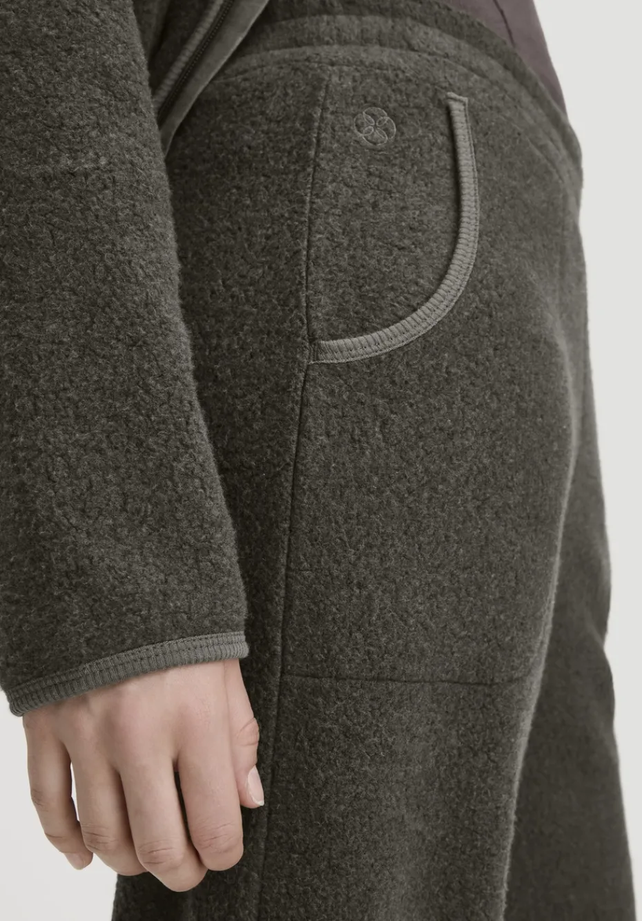 hessnatur Fleece Hose Relaxed ACTIVE LIGHT aus reiner Bio-Baumwolle von tannengrün Sale