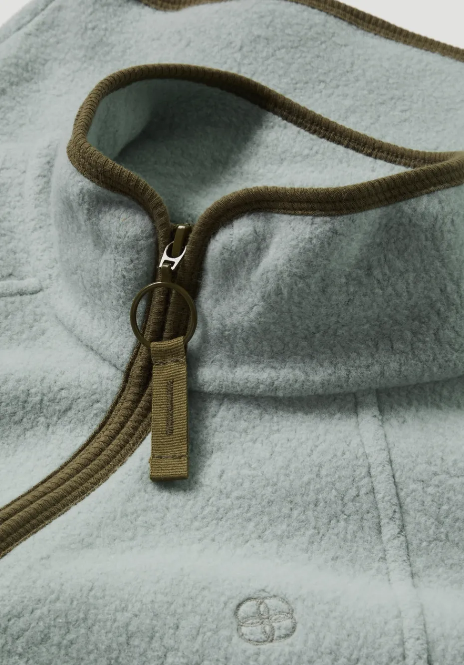 hessnatur Fleece Jacke Relaxed ACTIVE LIGHT aus Bio-Baumwolle von mattgrün Outlet