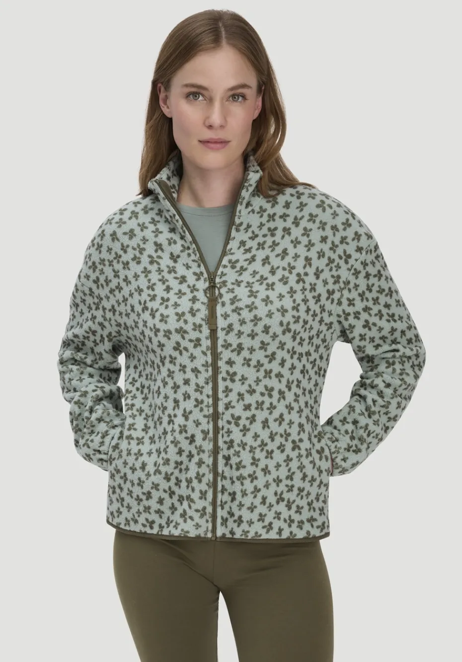 hessnatur Fleece Jacke Relaxed ACTIVE LIGHT aus reiner Bio-Baumwolle von mattgrün