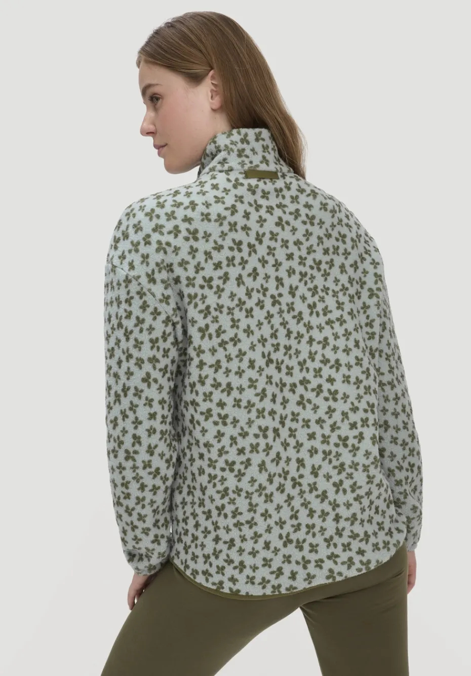hessnatur Fleece Jacke Relaxed ACTIVE LIGHT aus reiner Bio-Baumwolle von mattgrün