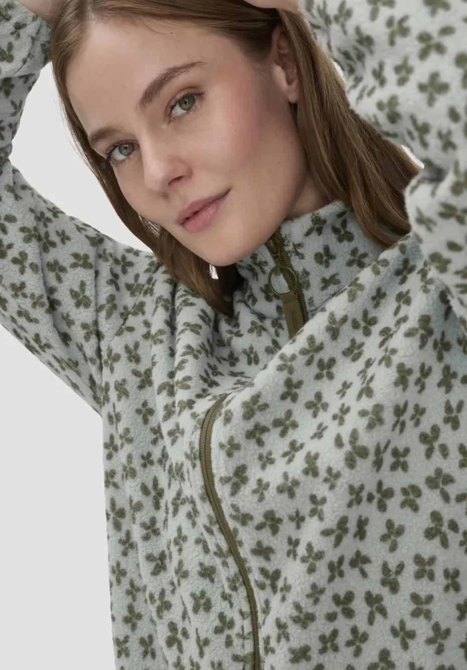 hessnatur Fleece Jacke Relaxed ACTIVE LIGHT aus reiner Bio-Baumwolle von mattgrün