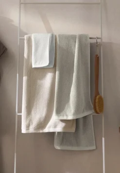 hessnatur Frottier-Handtuch mit Struktur aus reiner Bio-Baumwolle von mandel Hot