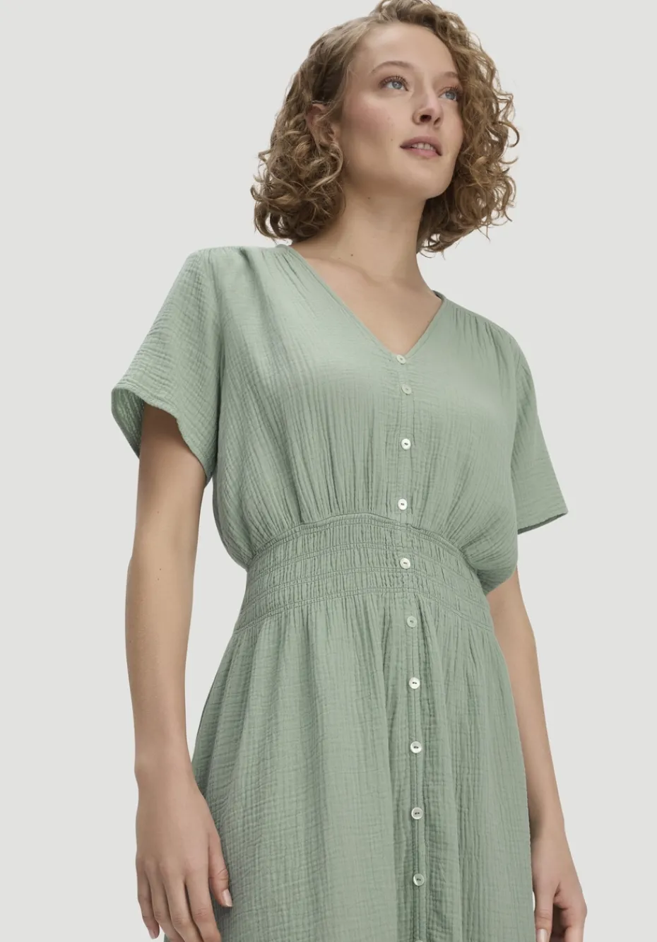 hessnatur Gewebe Kleid mit Taillierung Midi aus reiner Bio-Baumwolle von mattgrün Clearance