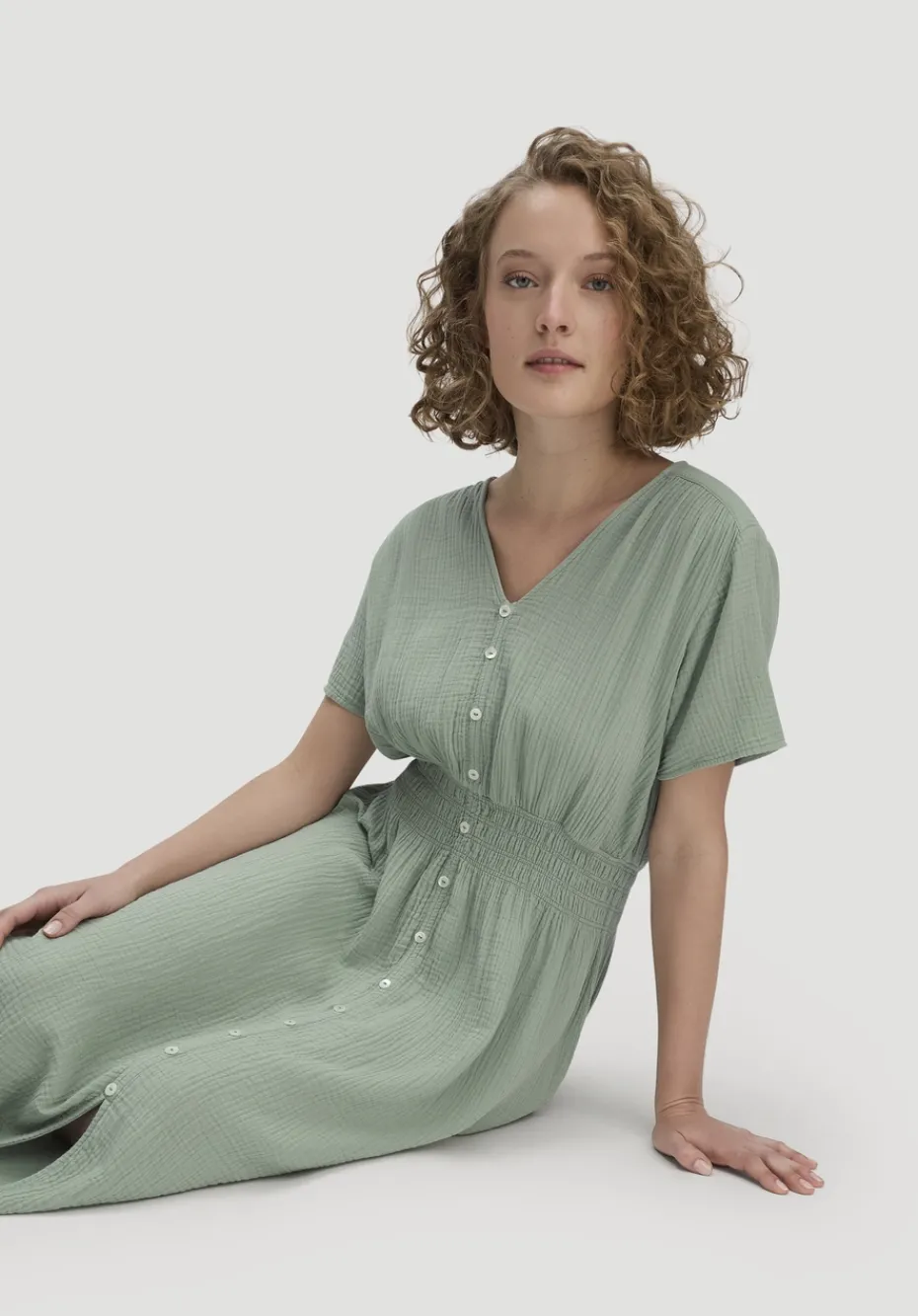 hessnatur Gewebe Kleid mit Taillierung Midi aus reiner Bio-Baumwolle von mattgrün Clearance