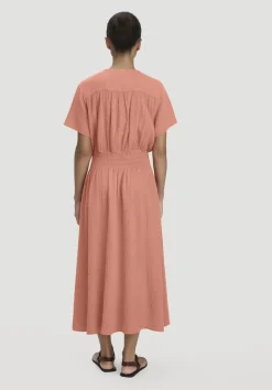 hessnatur Gewebe Kleid mit Taillierung Midi aus reiner Bio-Baumwolle von pfirsichrot Hot