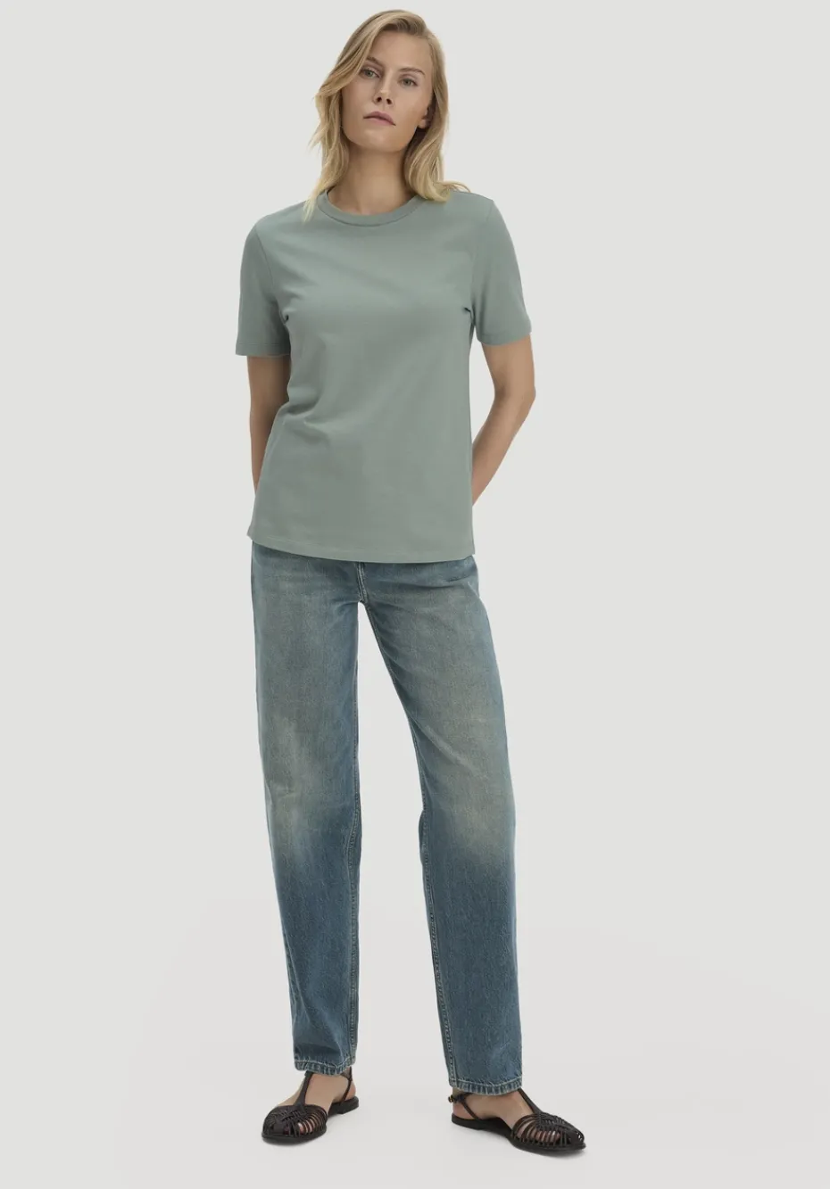 hessnatur Heavy T-Shirt Relaxed aus reiner Bio-Baumwolle von mattgrün Online