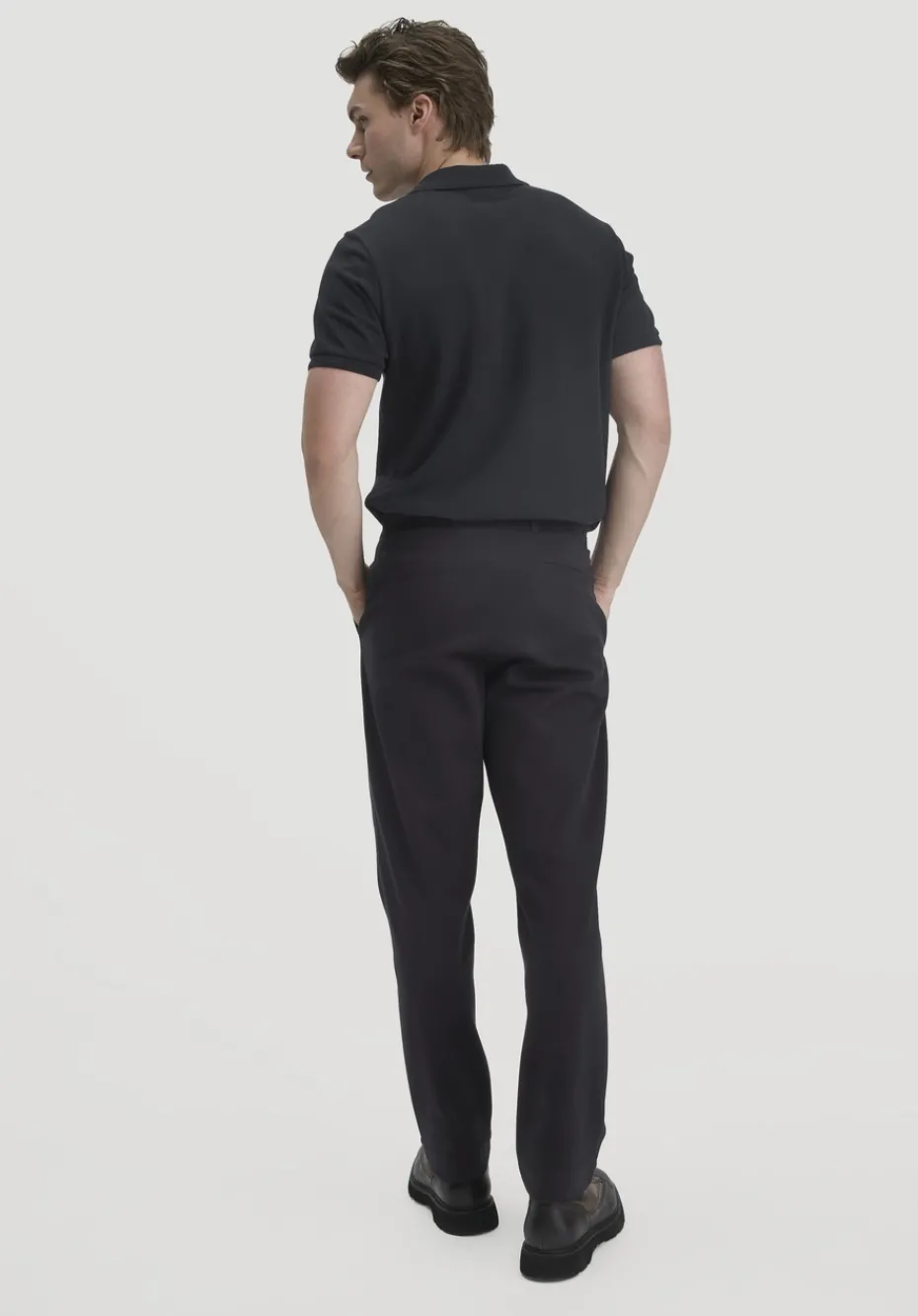 hessnatur Hose Smart Relaxed aus Bio-Baumwolle von schwarz