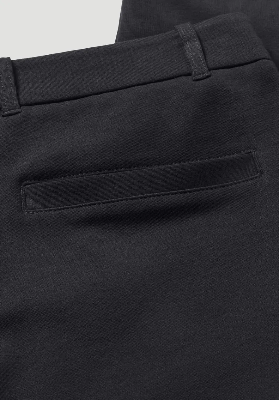 hessnatur Hose Smart Relaxed aus Bio-Baumwolle von schwarz