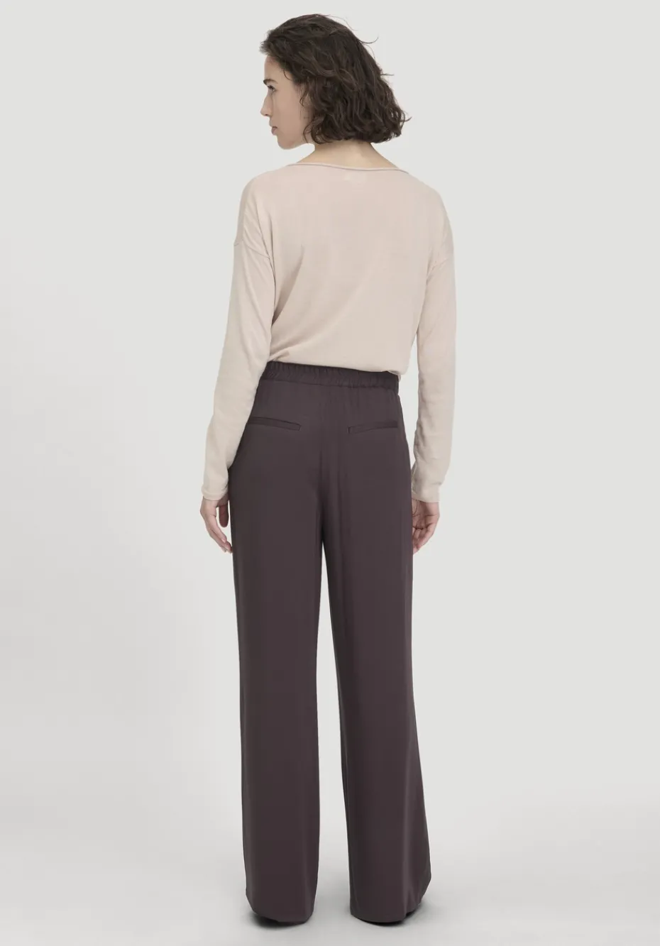 hessnatur Hose Wide Leg Relaxed aus reiner LENZING™ ECOVERO™ Viskose von schwarzbeere Hot