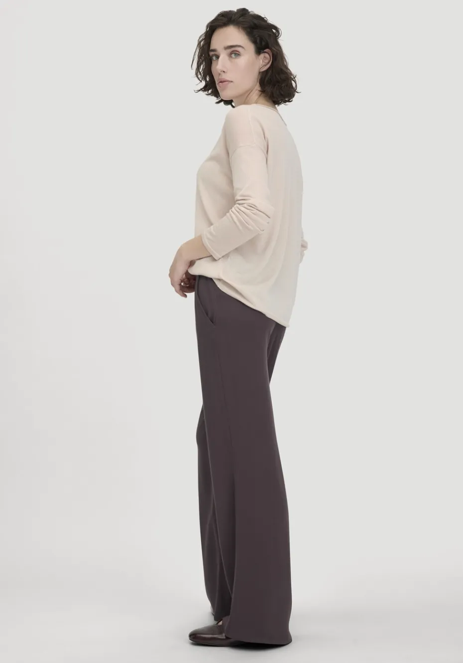 hessnatur Hose Wide Leg Relaxed aus reiner LENZING™ ECOVERO™ Viskose von schwarzbeere Hot
