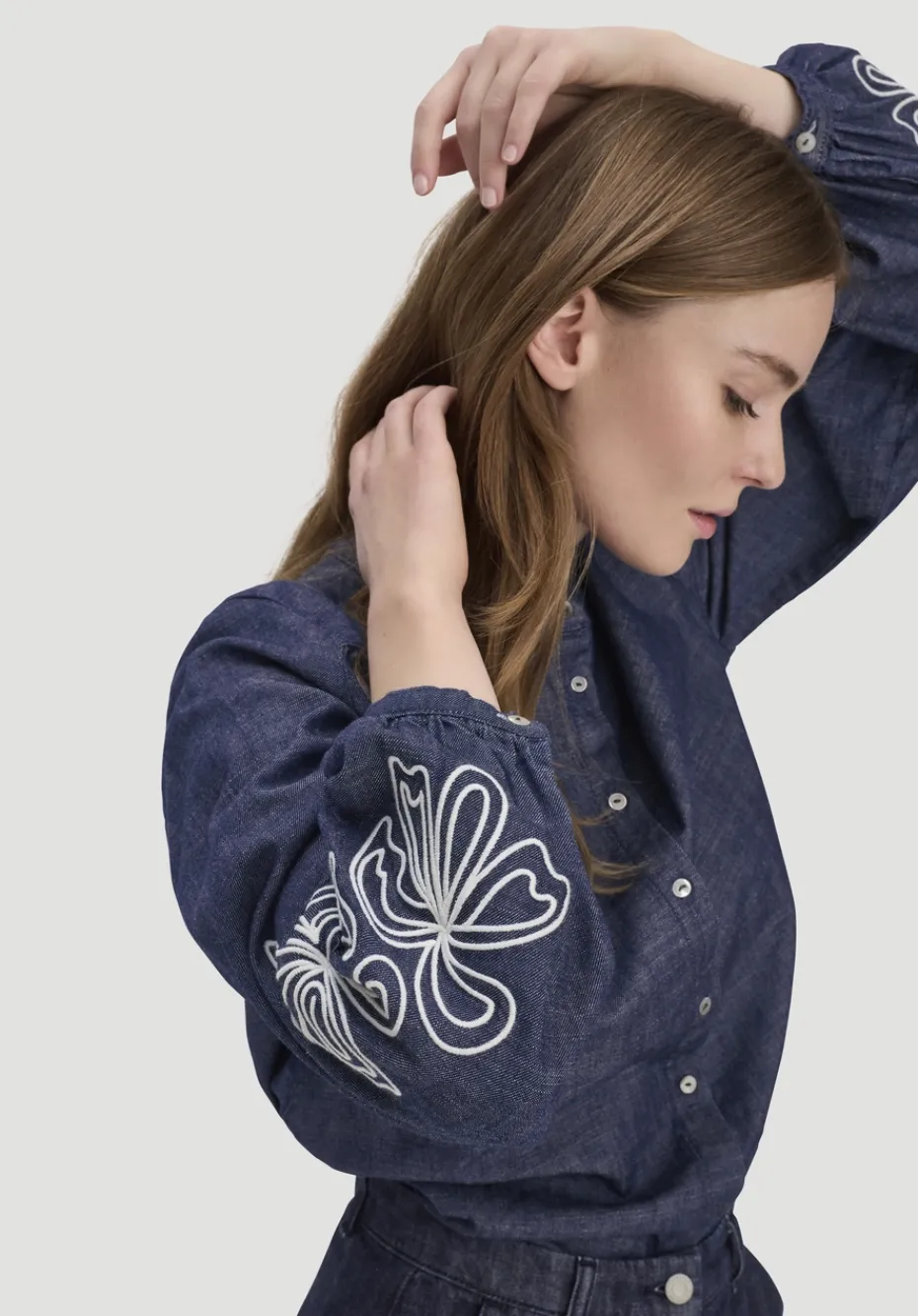 hessnatur Jeans Bluse Embroidery Relaxed aus reiner Bio-Baumwolle von pure blue Best