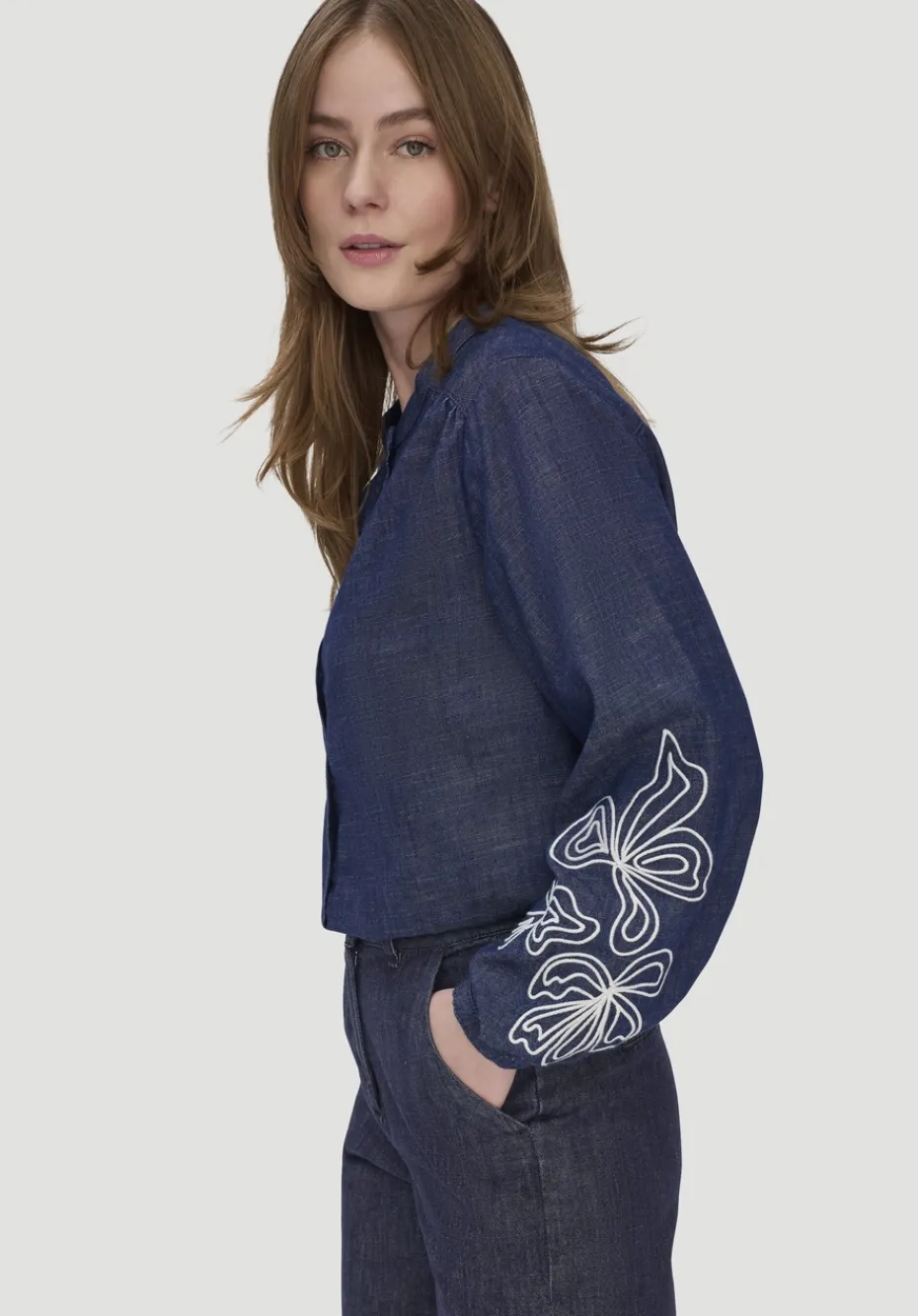 hessnatur Jeans Bluse Embroidery Relaxed aus reiner Bio-Baumwolle von pure blue Best