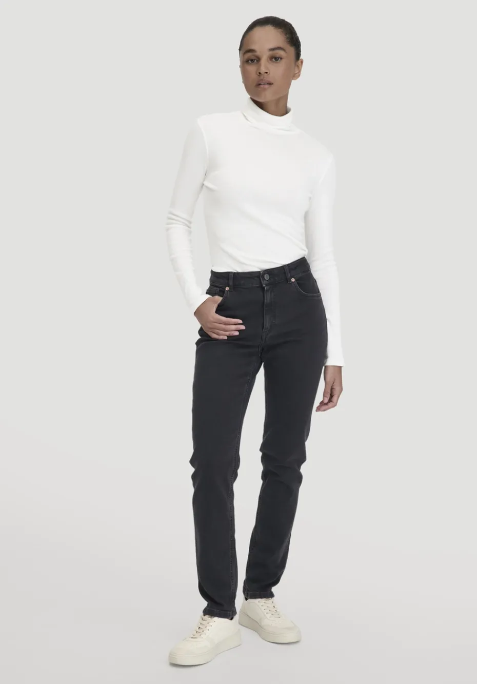 hessnatur Jeans HANNA High Rise Mom aus Bio-Denim von schwarz