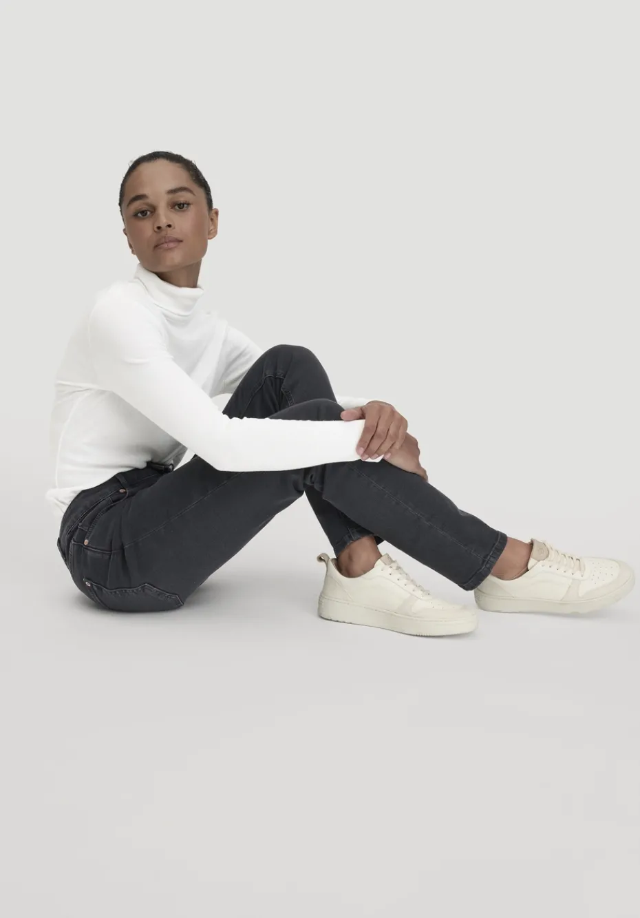 hessnatur Jeans HANNA High Rise Mom aus Bio-Denim von schwarz