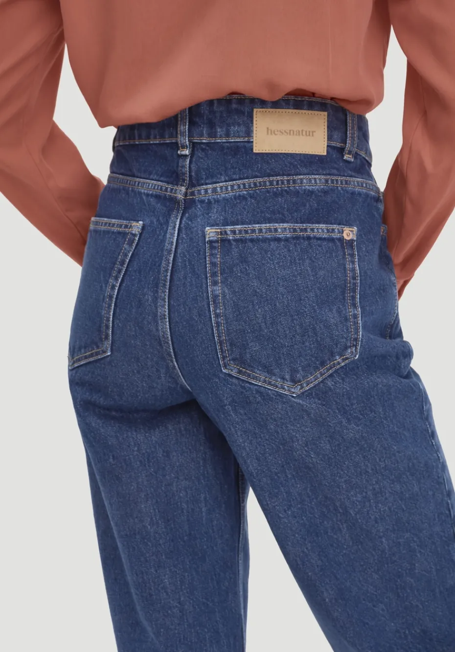hessnatur Jeans NIVA Tapered Leg aus reiner Bio-Baumwolle von dark blue Hot
