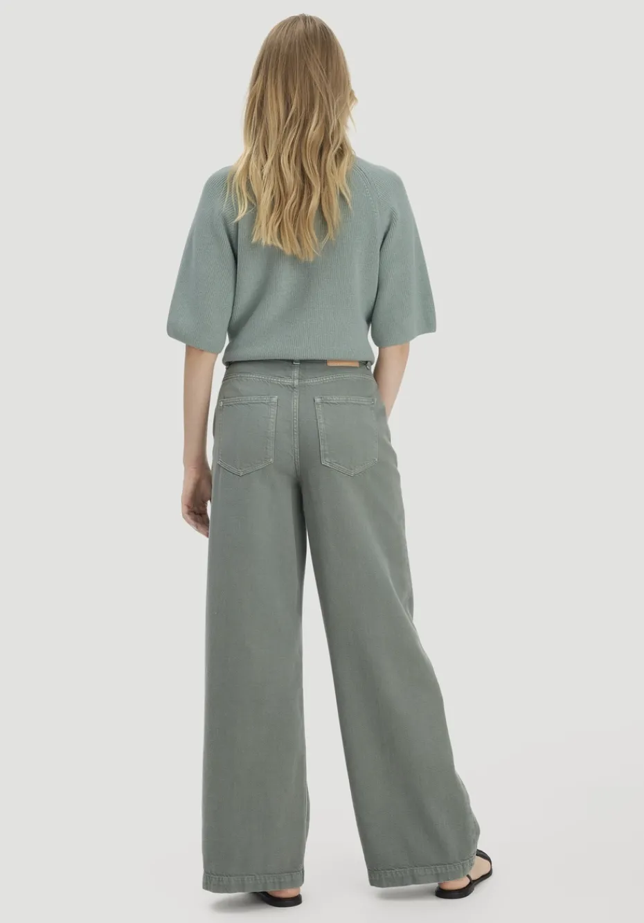 hessnatur Jeans VONNA Super Wide Leg aus Bio-Baumwolle mit TENCEL™ Lyocell von mattgrün Outlet