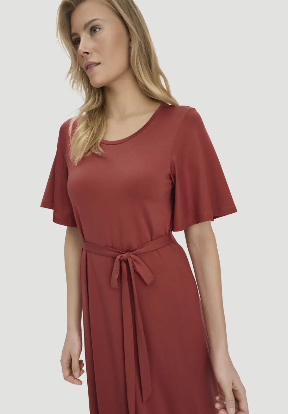 hessnatur Jersey Kleid Kniebedeckend Slim aus TENCEL™ Lyocell von terrakotta New