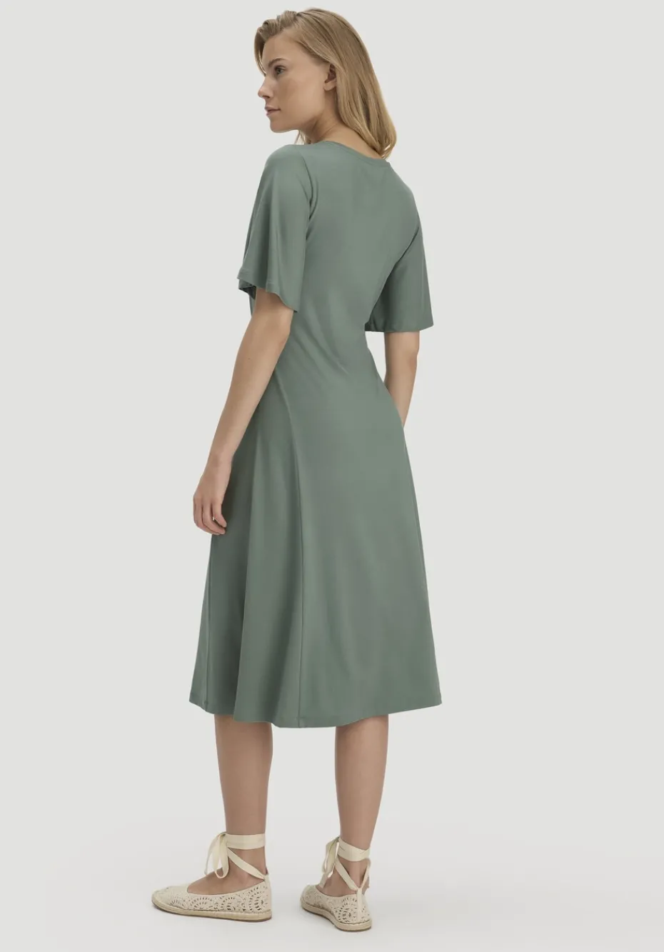 hessnatur Jersey Kleid Kniebedeckend Slim aus TENCEL™ Lyocell von mattgrün New