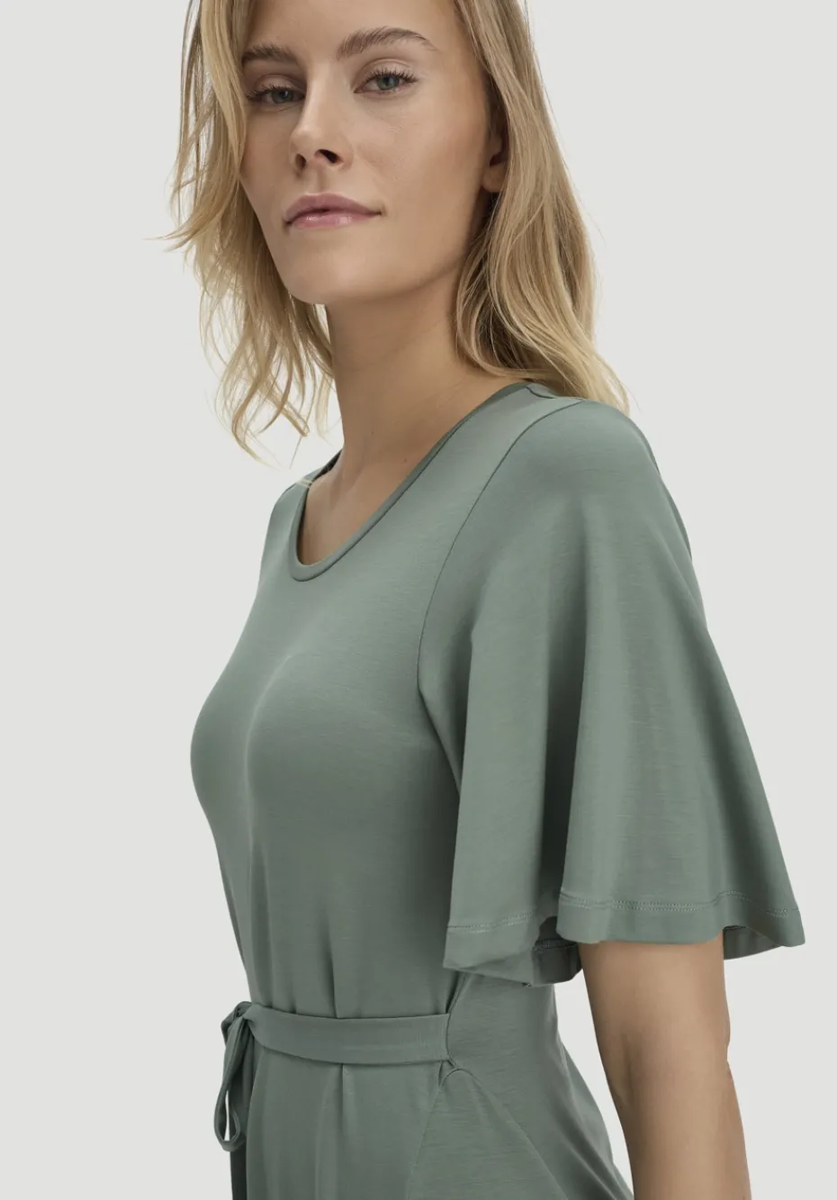 hessnatur Jersey Kleid Kniebedeckend Slim aus TENCEL™ Lyocell von mattgrün New