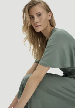 hessnatur Jersey Kleid Kniebedeckend Slim aus TENCEL™ Lyocell von mattgrün New