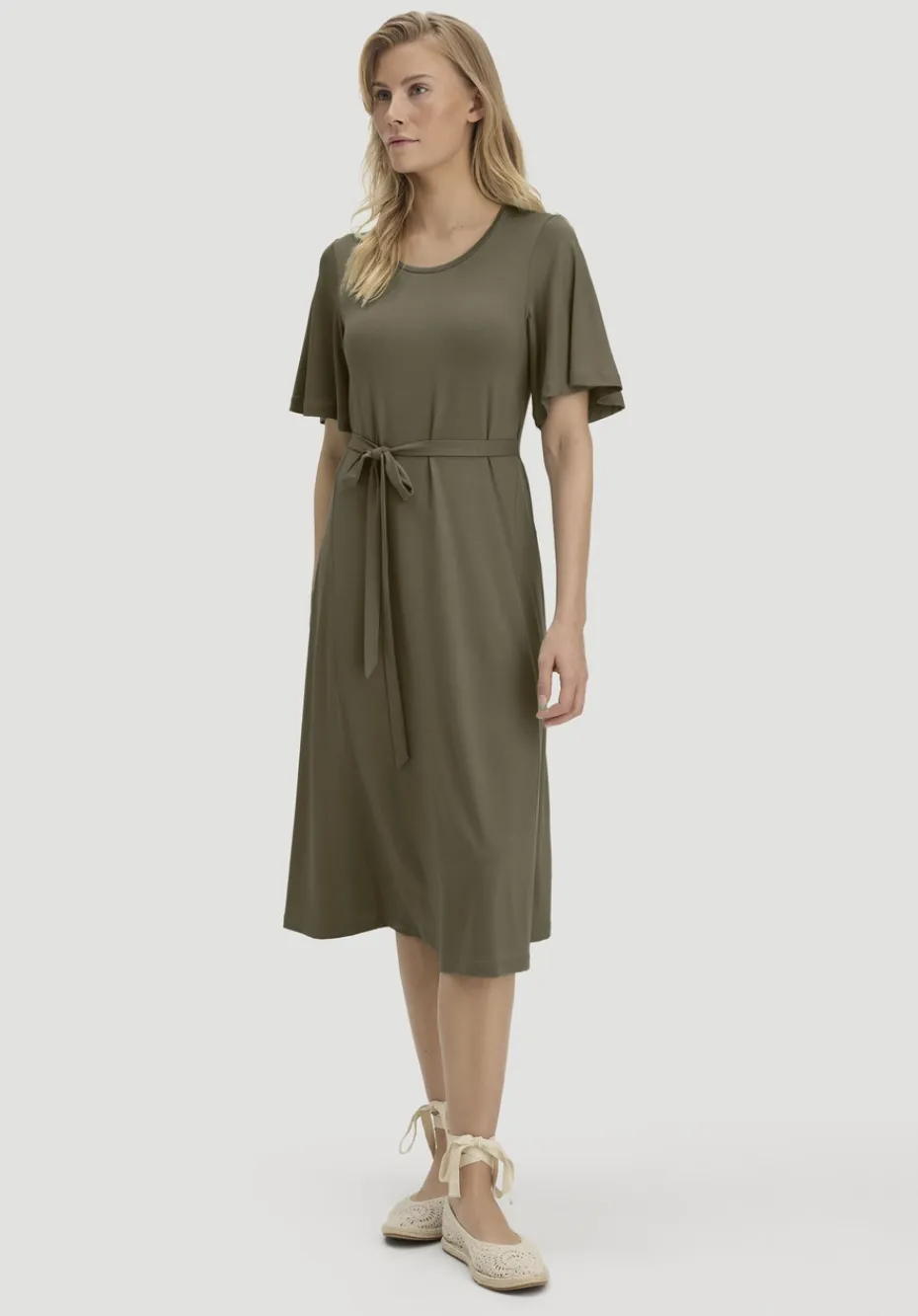 hessnatur Jersey Kleid Kniebedeckend Slim aus TENCEL™ Lyocell von goldoliv Online