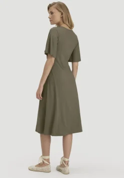 hessnatur Jersey Kleid Kniebedeckend Slim aus TENCEL™ Lyocell von goldoliv Online