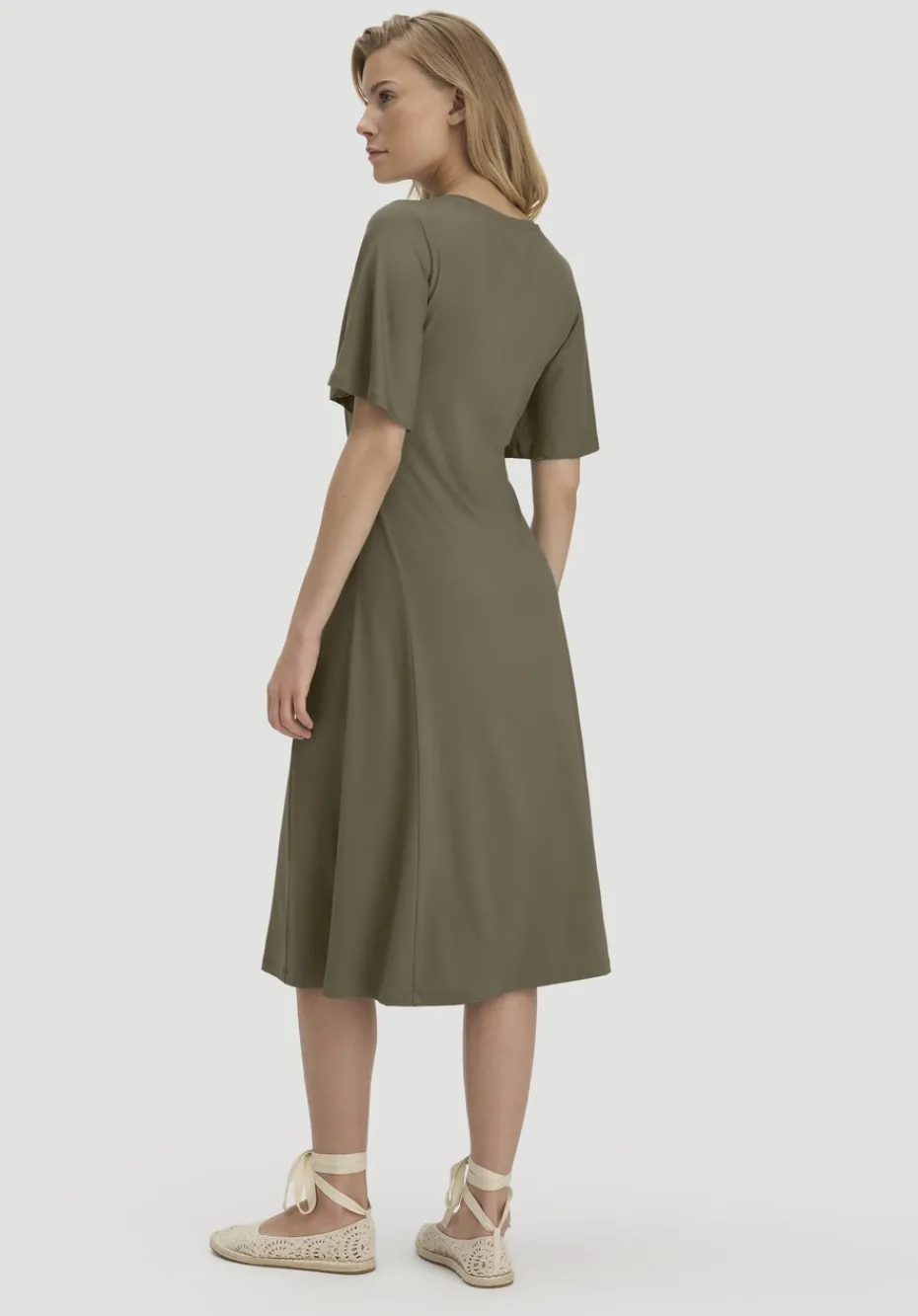 hessnatur Jersey Kleid Kniebedeckend Slim aus TENCEL™ Lyocell von goldoliv Online