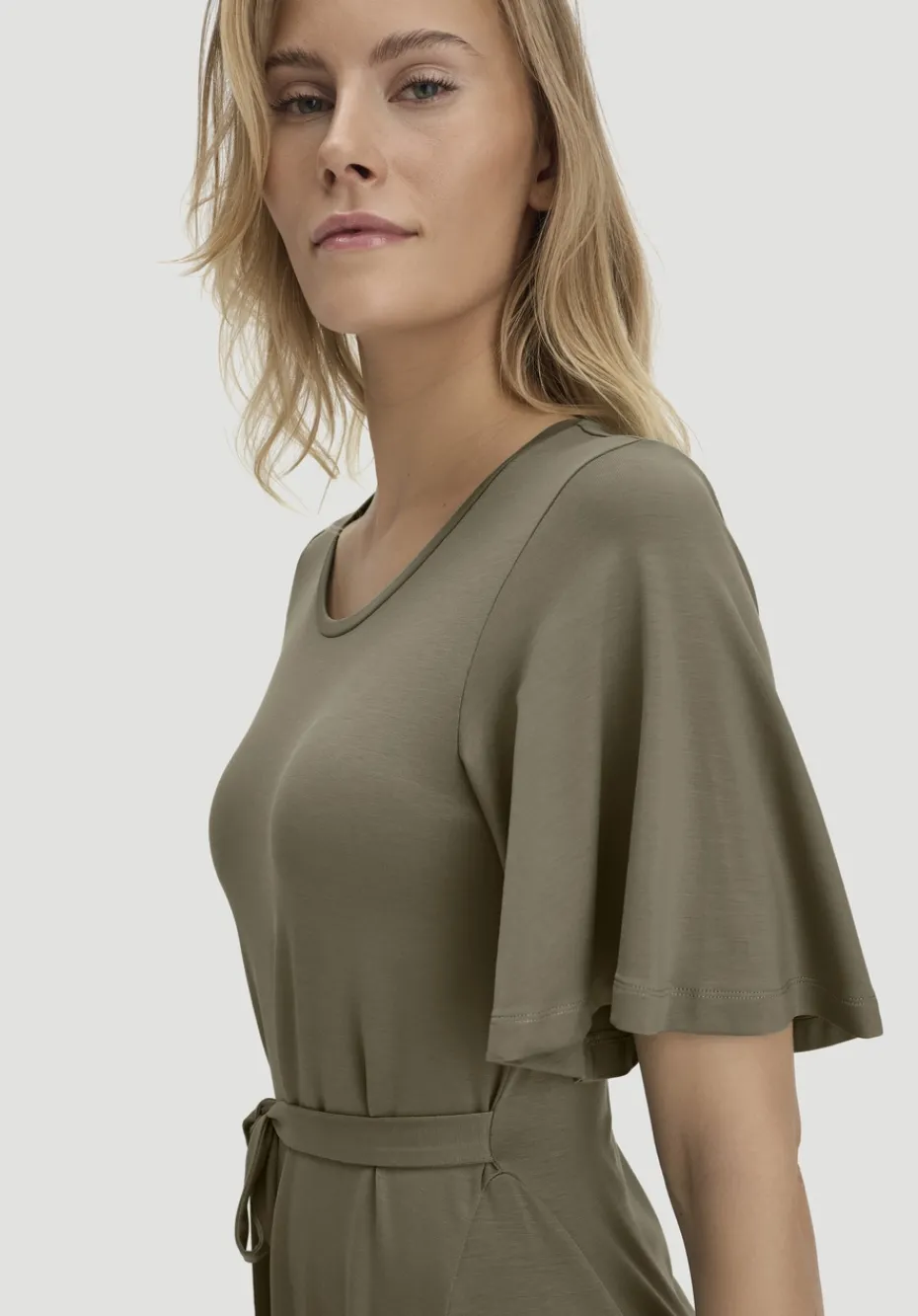hessnatur Jersey Kleid Kniebedeckend Slim aus TENCEL™ Lyocell von goldoliv Online
