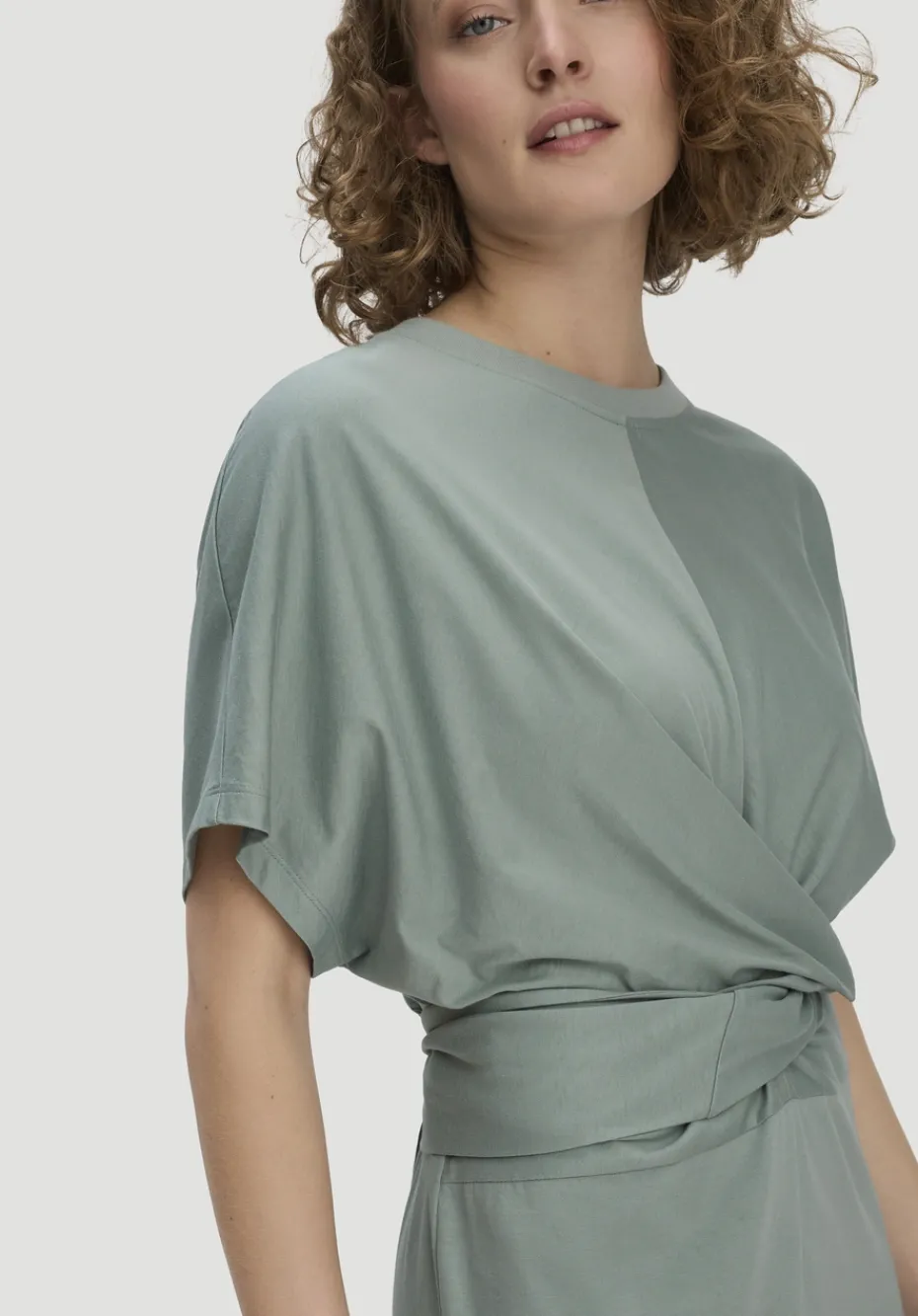 hessnatur Jersey Kleid Midi Oversize aus reiner Bio-Baumwolle von mattgrün Hot