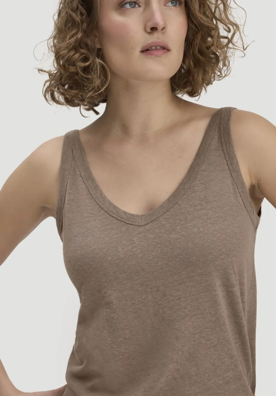 hessnatur Jersey Top Regular aus Leinen und Bio-Baumwolle von mocca