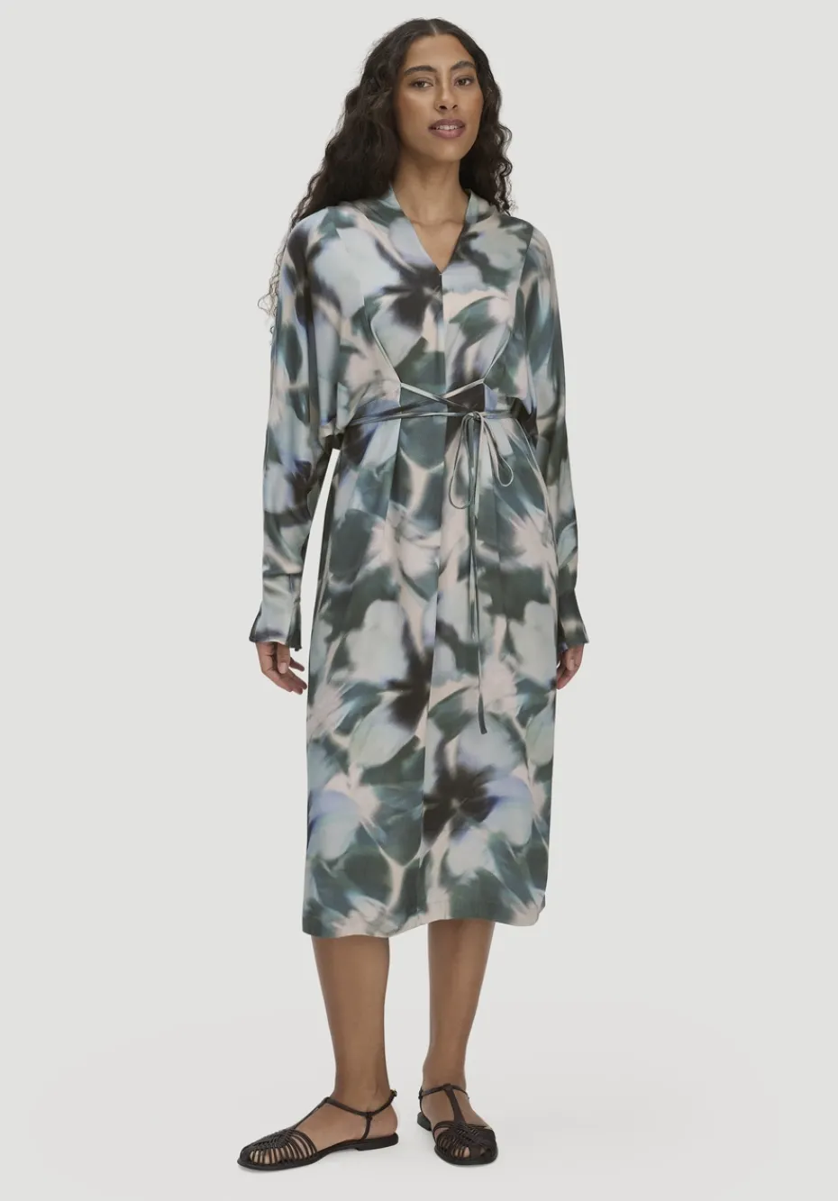 hessnatur Kimono Kleid Wickeloptik Midi aus LENZING™ ECOVERO™ von marine Online