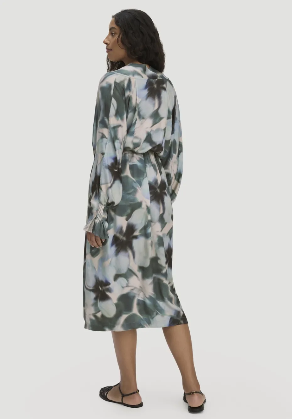 hessnatur Kimono Kleid Wickeloptik Midi aus LENZING™ ECOVERO™ von marine Online