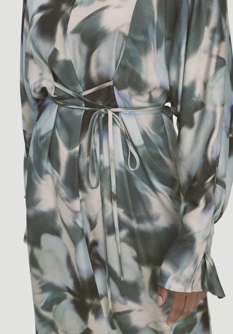 hessnatur Kimono Kleid Wickeloptik Midi aus LENZING™ ECOVERO™ von marine Online