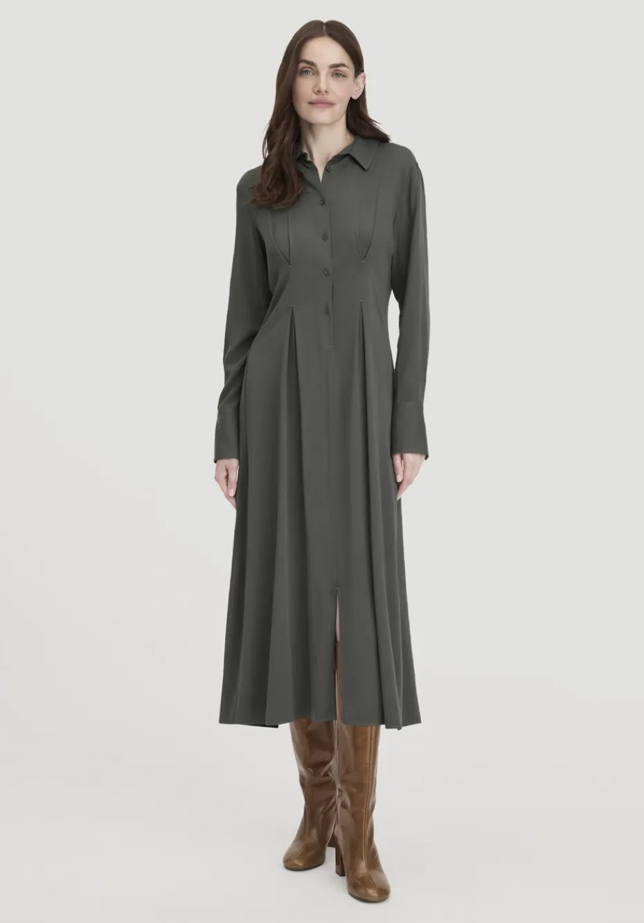 hessnatur Kleid Midi Regular aus reiner LENZING™ ECOVERO™ Viskose von tannengrün Hot