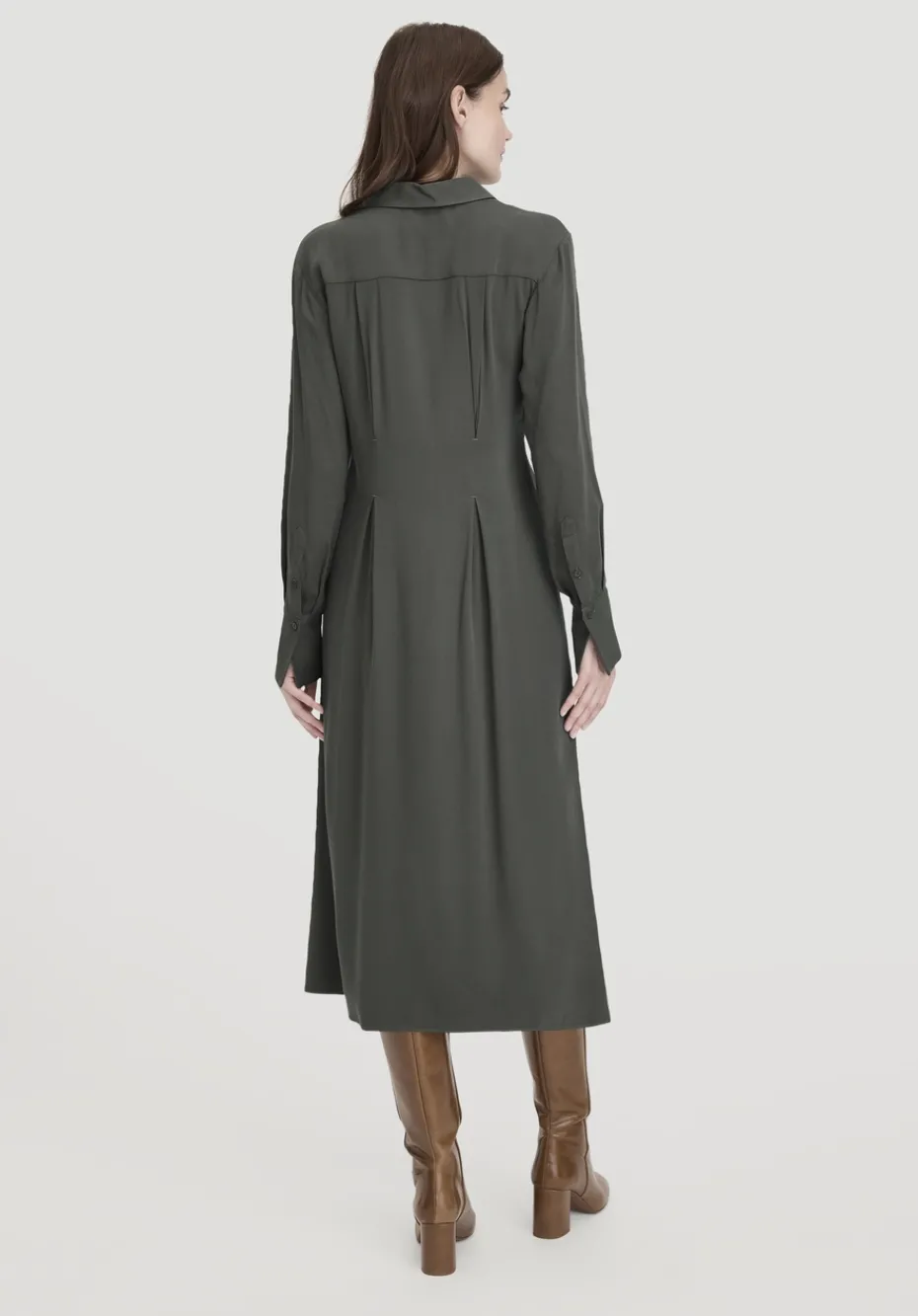 hessnatur Kleid Midi Regular aus reiner LENZING™ ECOVERO™ Viskose von tannengrün Hot
