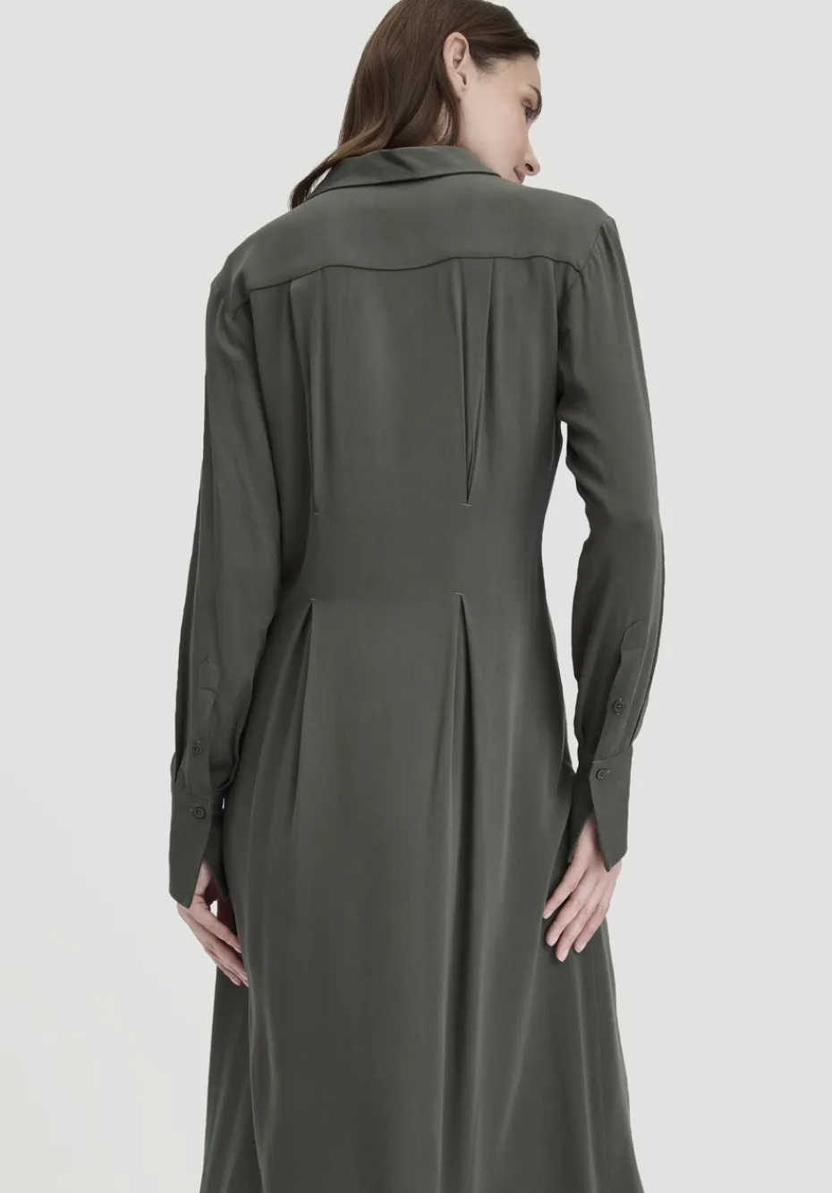 hessnatur Kleid Midi Regular aus reiner LENZING™ ECOVERO™ Viskose von tannengrün Hot