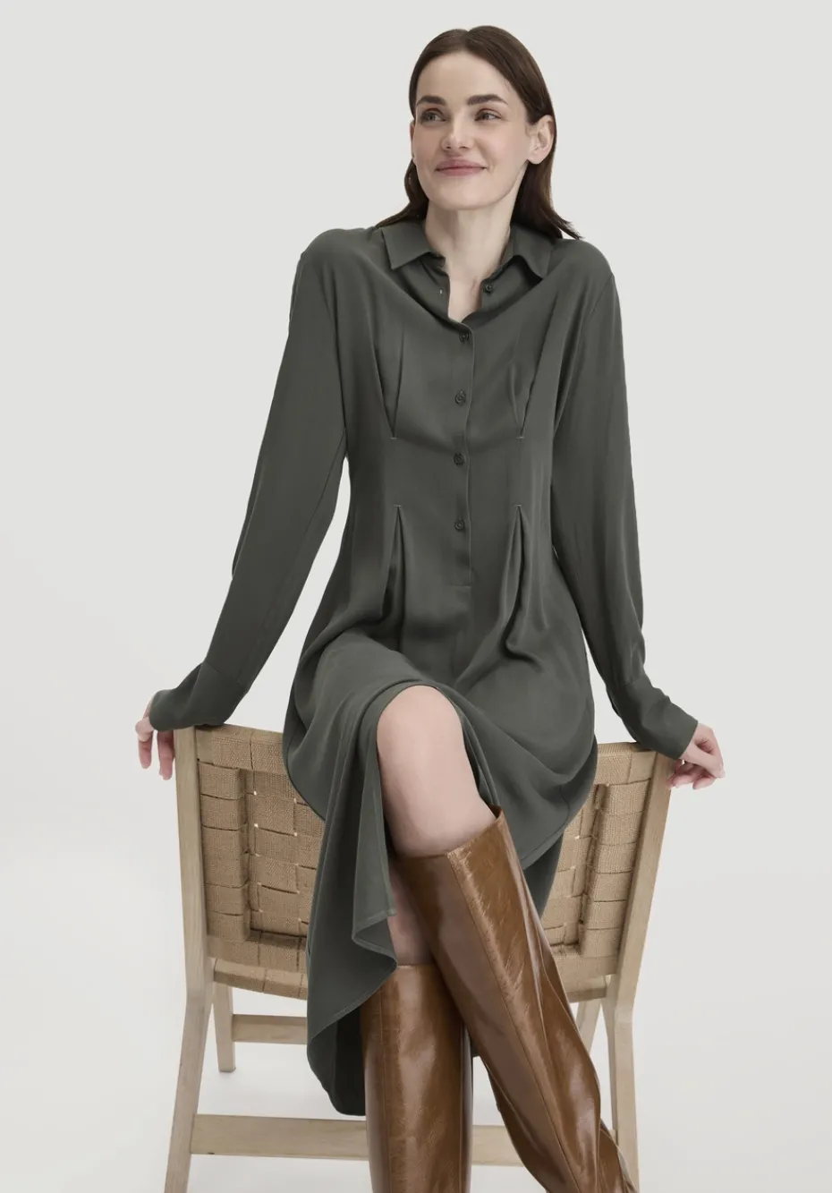 hessnatur Kleid Midi Regular aus reiner LENZING™ ECOVERO™ Viskose von tannengrün Hot