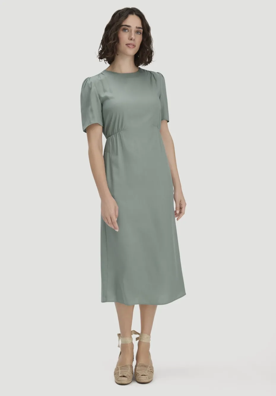 hessnatur Kleid mit Raffung Midi aus reinem SaXcell®Lyocell von mattgrün Sale