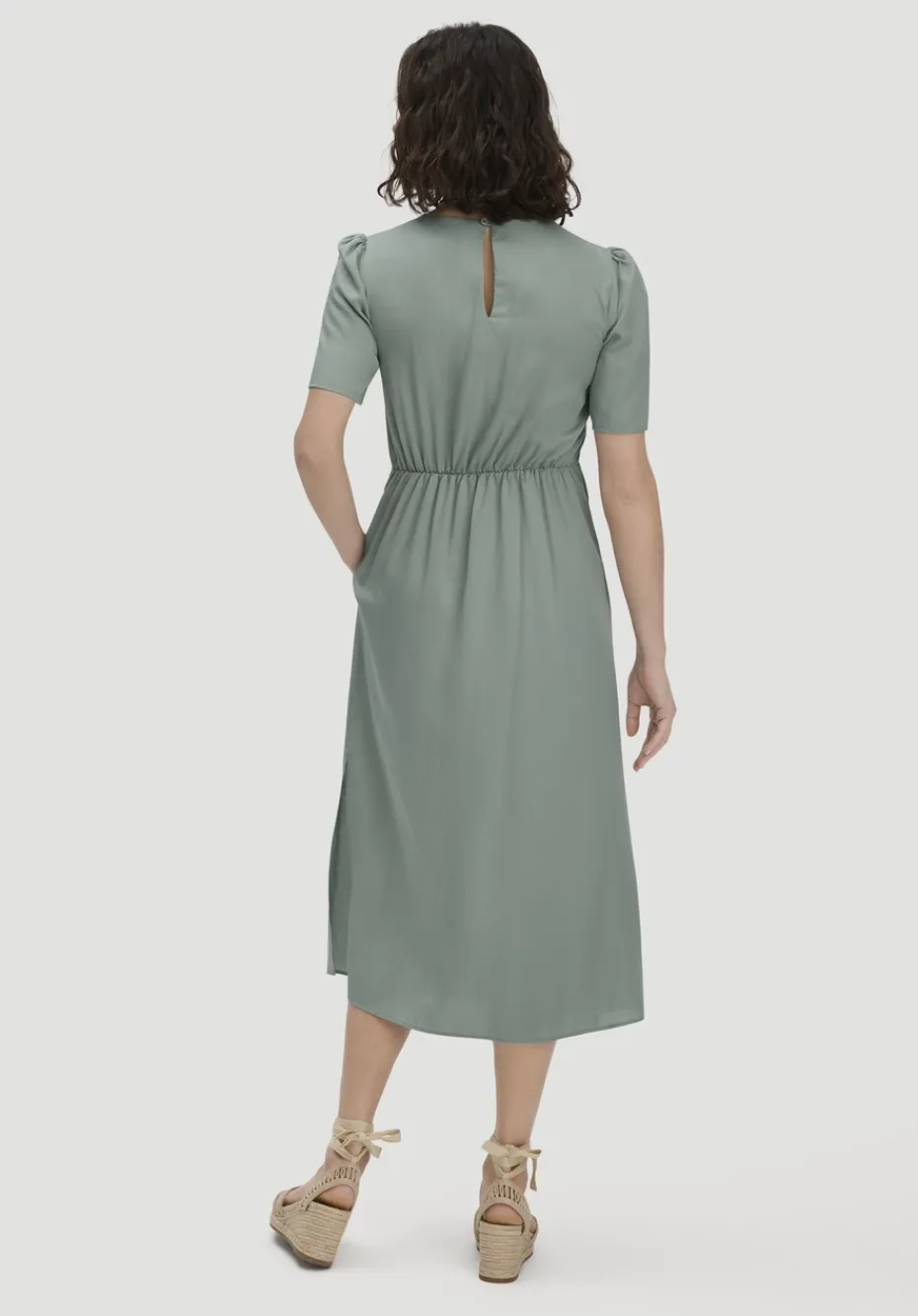 hessnatur Kleid mit Raffung Midi aus reinem SaXcell®Lyocell von mattgrün Sale