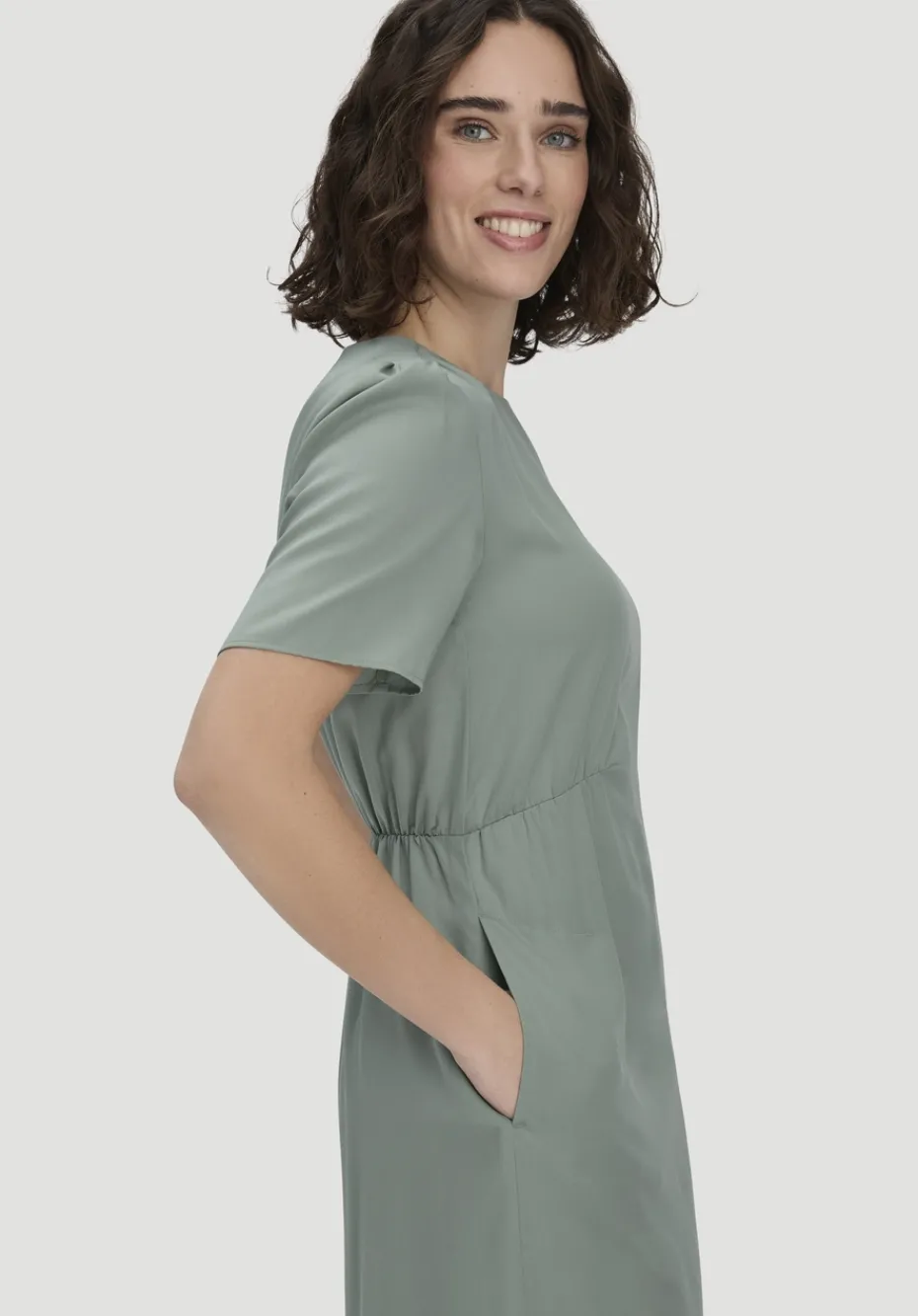 hessnatur Kleid mit Raffung Midi aus reinem SaXcell®Lyocell von mattgrün Sale