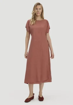 hessnatur Kleid mit Wickeloptik Midi aus reinem Leinen von terrakotta