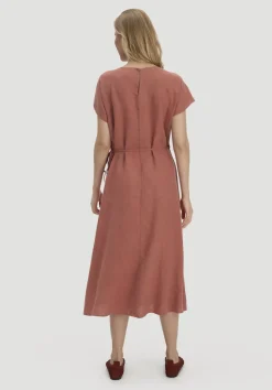 hessnatur Kleid mit Wickeloptik Midi aus reinem Leinen von terrakotta