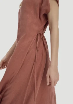 hessnatur Kleid mit Wickeloptik Midi aus reinem Leinen von terrakotta