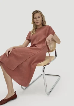 hessnatur Kleid mit Wickeloptik Midi aus reinem Leinen von terrakotta