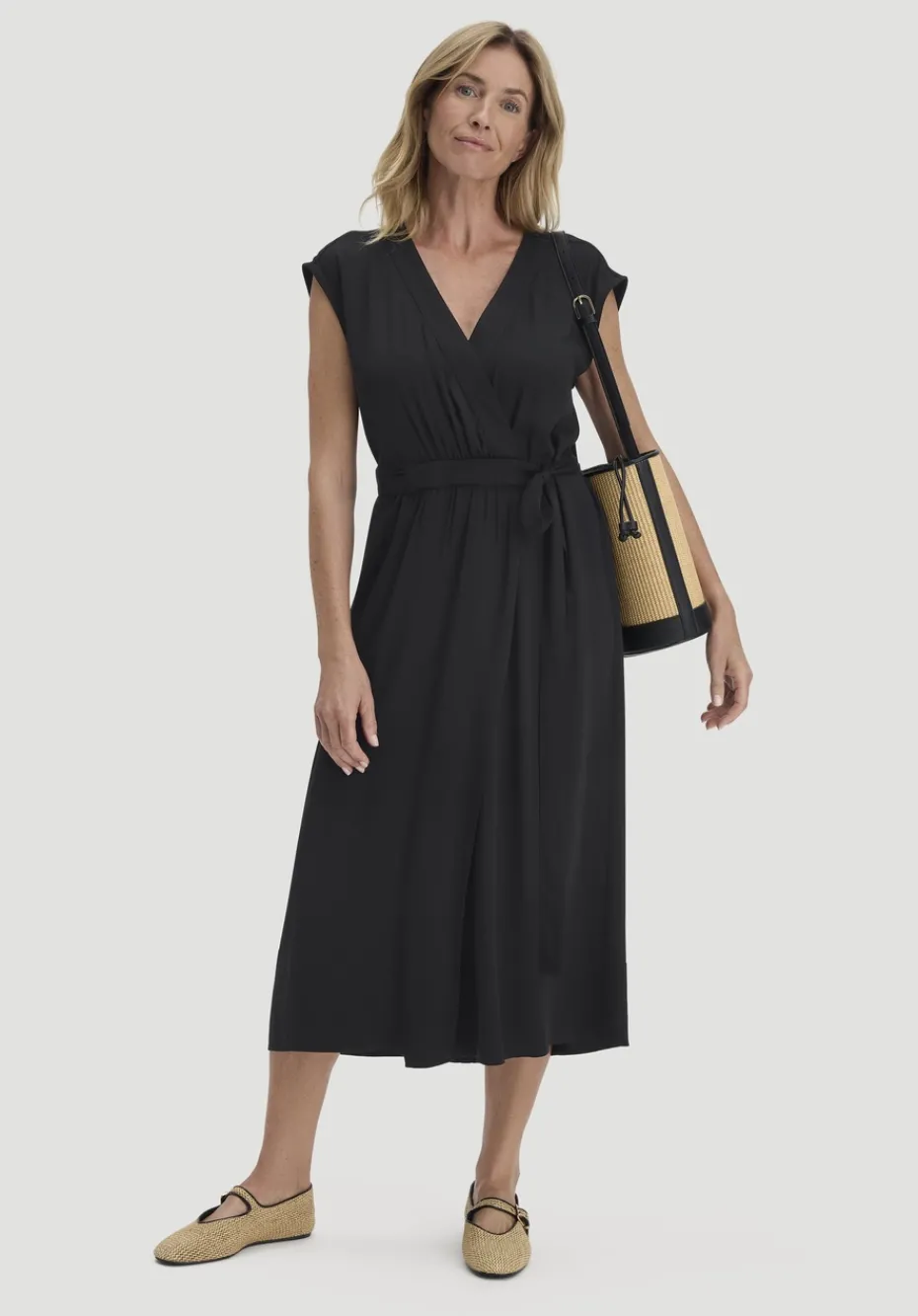 hessnatur Kleid mit Wickeloptik Midi aus LENZING™ ECOVERO™ von schwarz Outlet